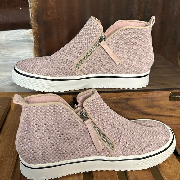 Steve Madden Shoes - Steve Madden Women’s Wedge Sneaker’s Blush Pink Knit Zip Booties